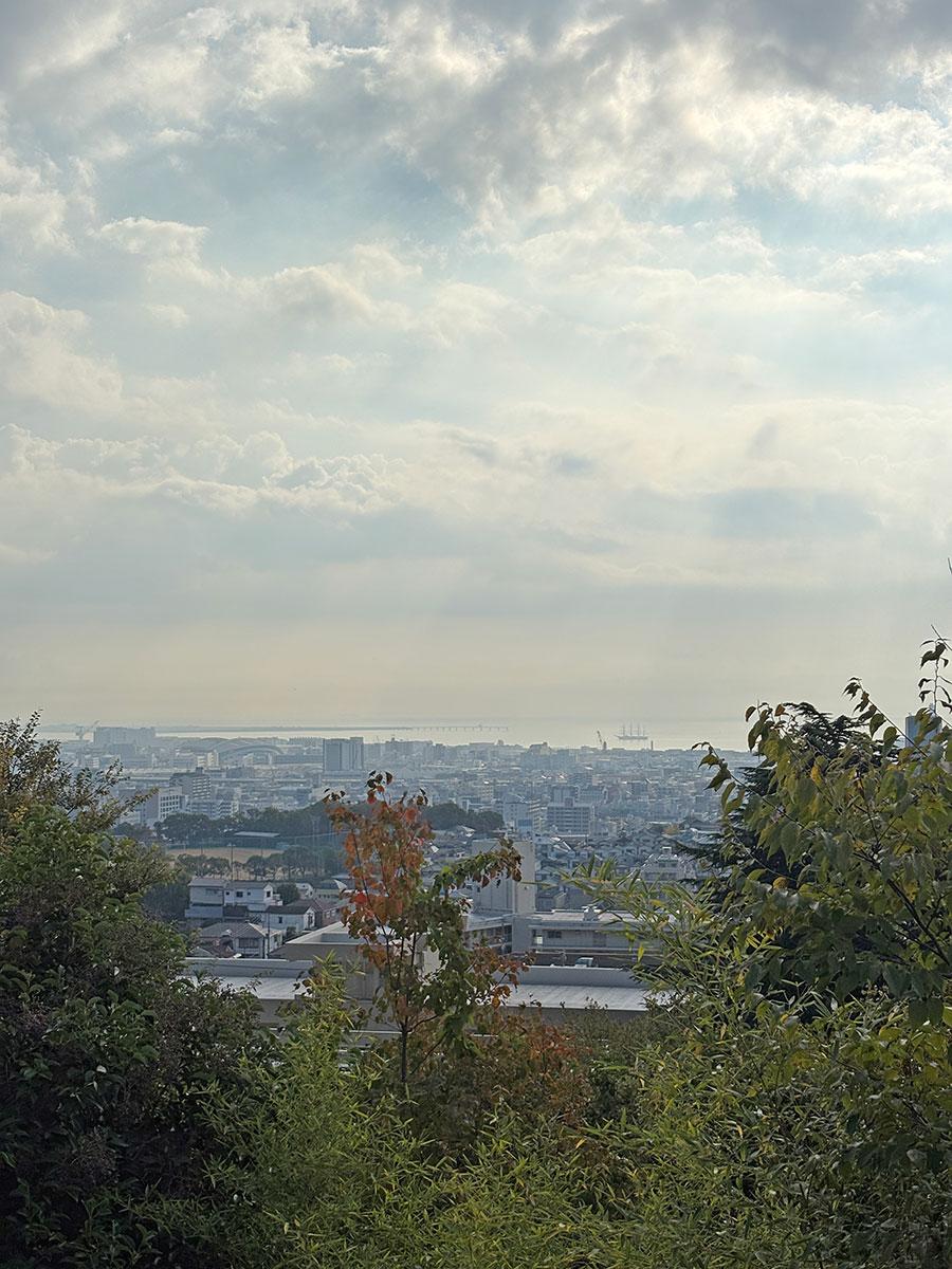 神戸市長田区高取山町の売買物件/街へ降りていく道からは抜けの良い風景も