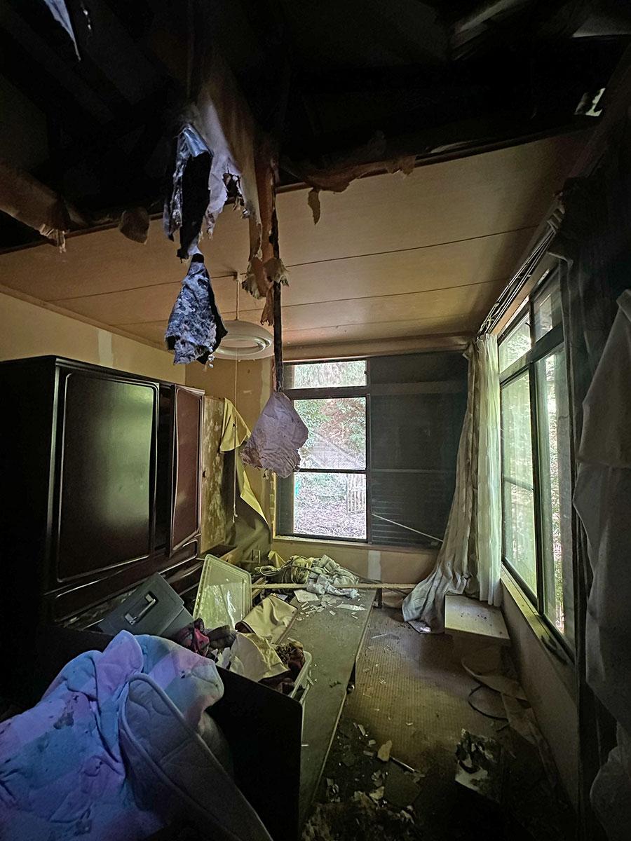 神戸市長田区高取山町の売買物件/天井が落ちてきていますので屋根も含め修繕が必要です。