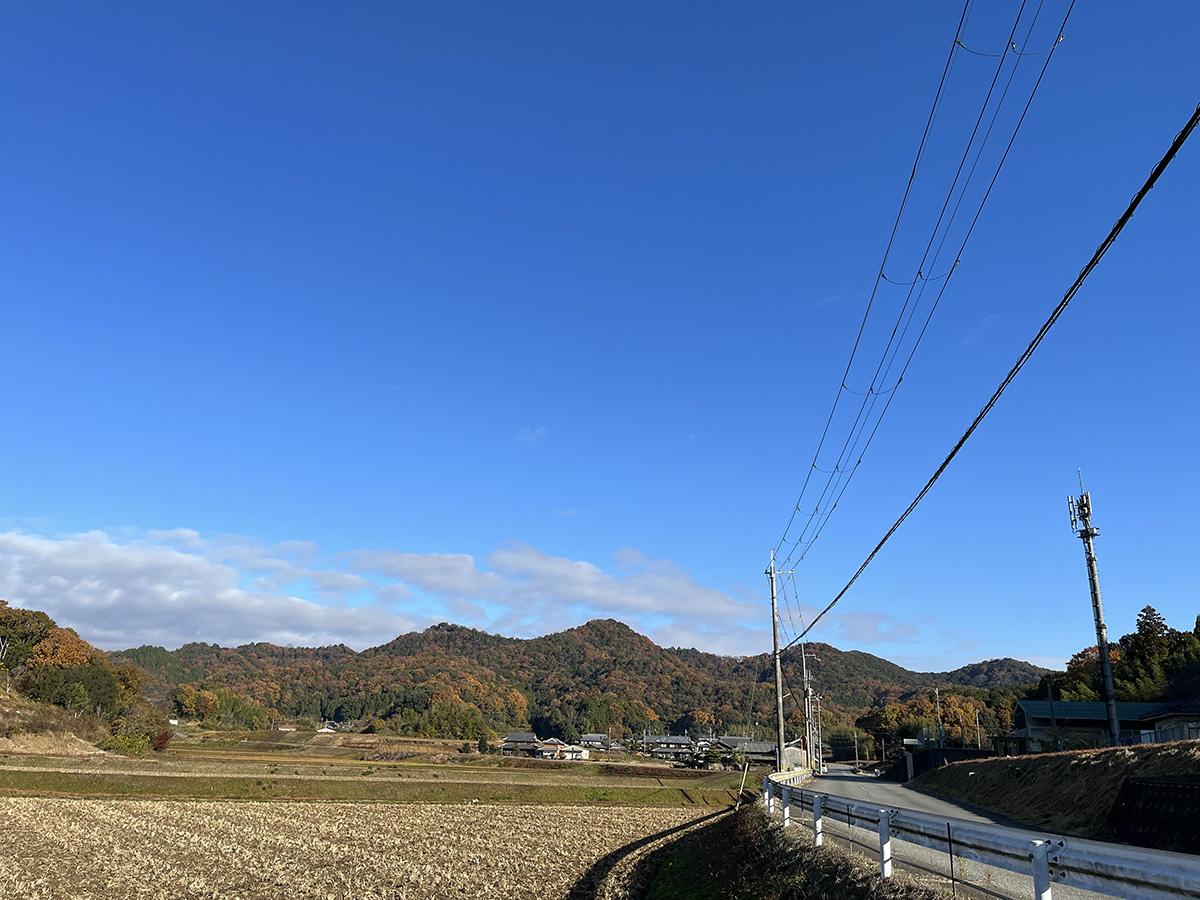 加西市油谷町の賃貸物件/物件へアプローチする道。とても気持ちのよい里山の風景。