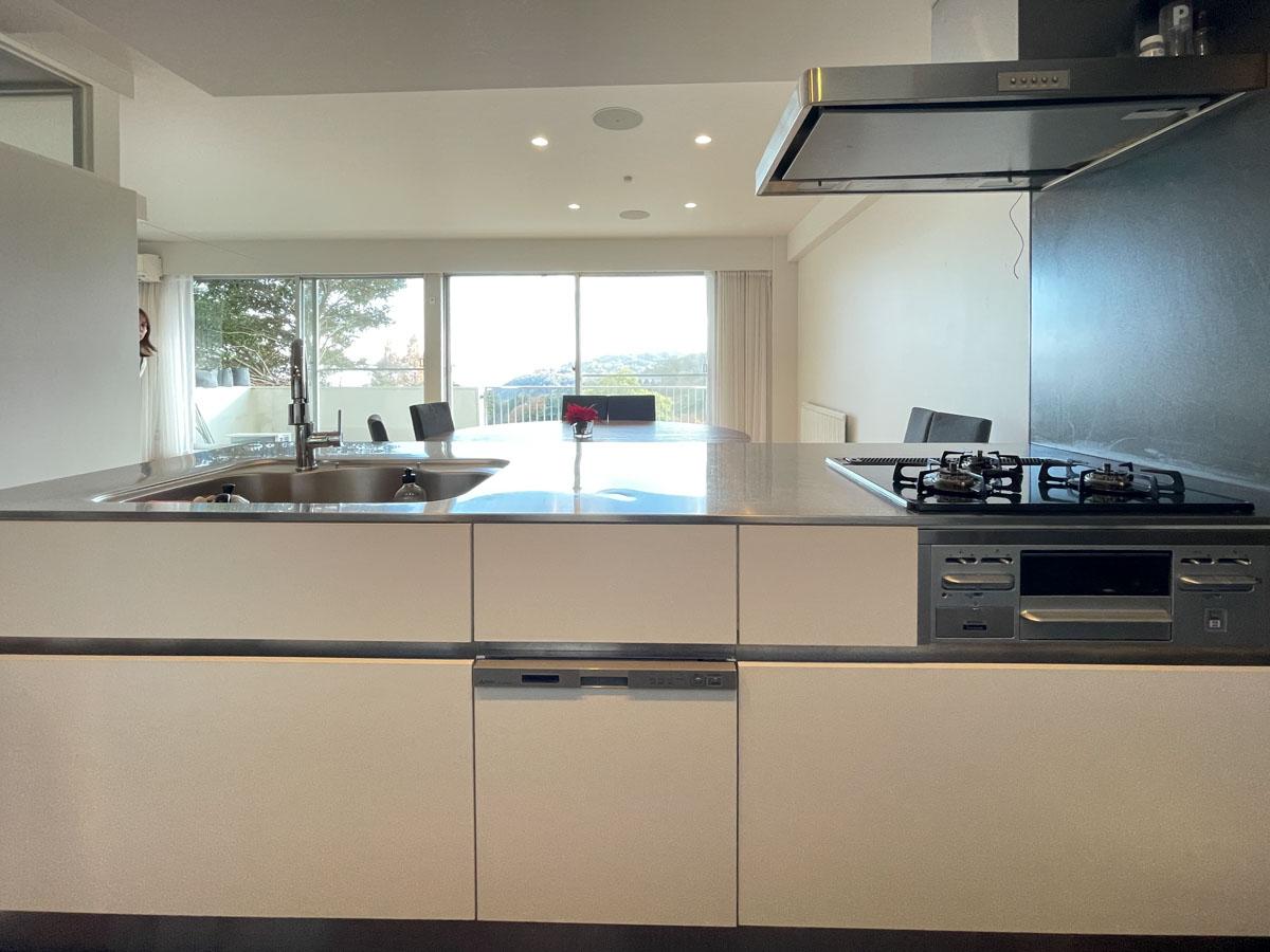 芦屋市奥池町の売買物件/機能的なキッチン。料理をしながら景色が楽しめます