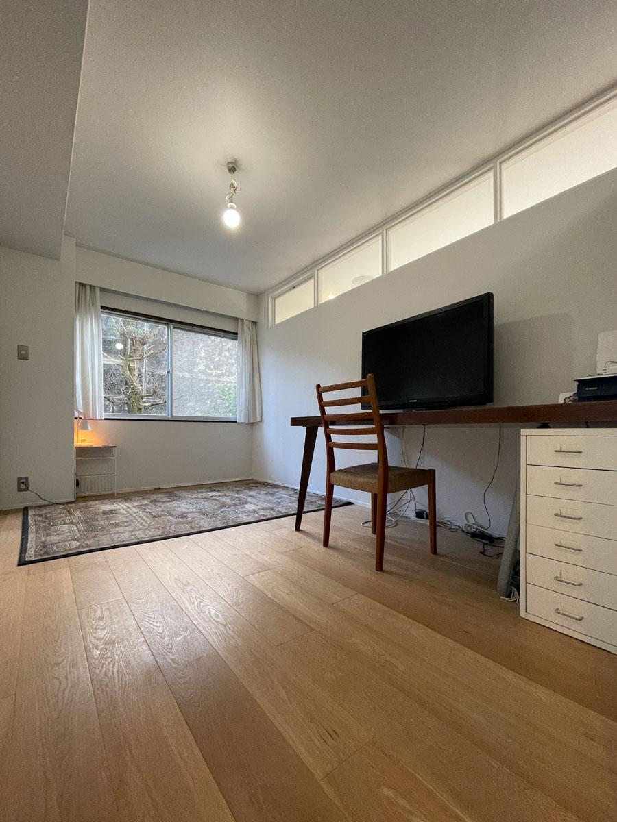 芦屋市奥池町の売買物件/洋室。緑の中でリモート仕事をするのも