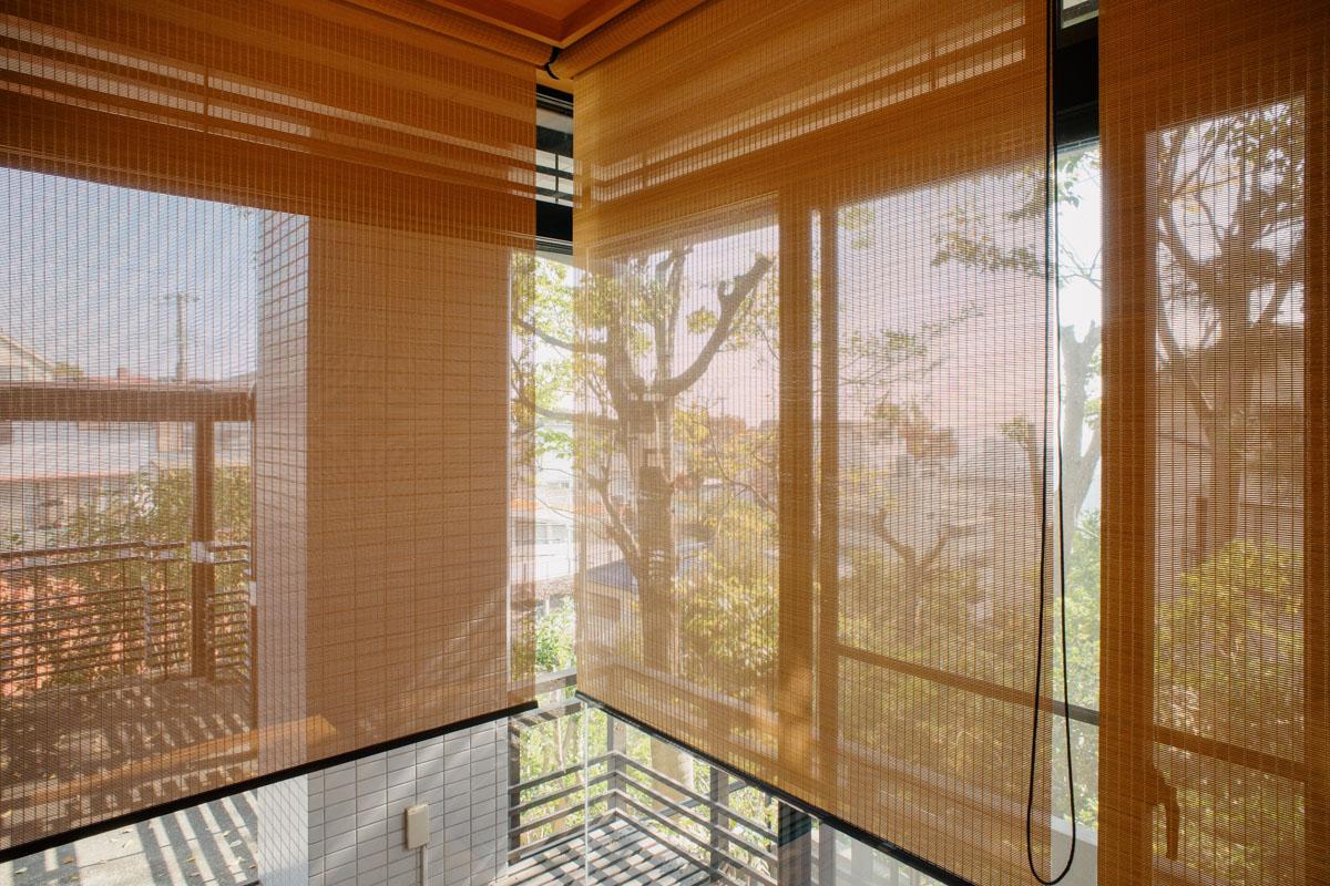 神戸市東灘区住吉山手の売買物件/広縁のすだれ調ロールスクリーンが映す庭の木々