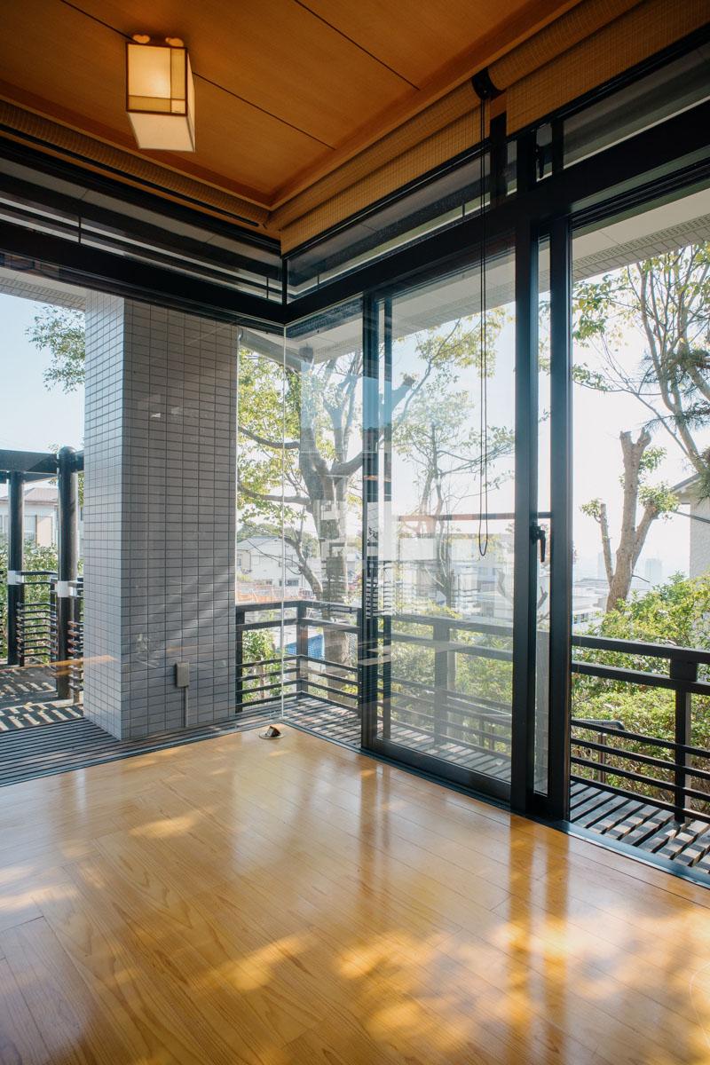 神戸市東灘区住吉山手の売買物件/縁側にたたずみ庭を愛でる