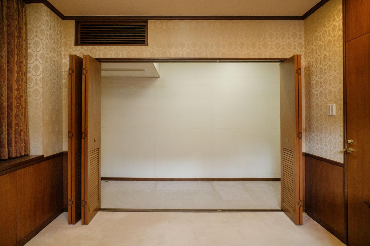 神戸市東灘区住吉山手の売買物件/洋室にはクローゼットも。錦糸のジャガードテキスタイルの壁が美しい