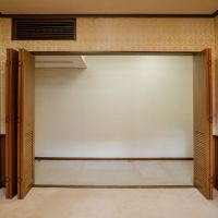 神戸市東灘区住吉山手の売買物件/洋室にはクローゼットも。錦糸のジャガードテキスタイルの壁が美しい