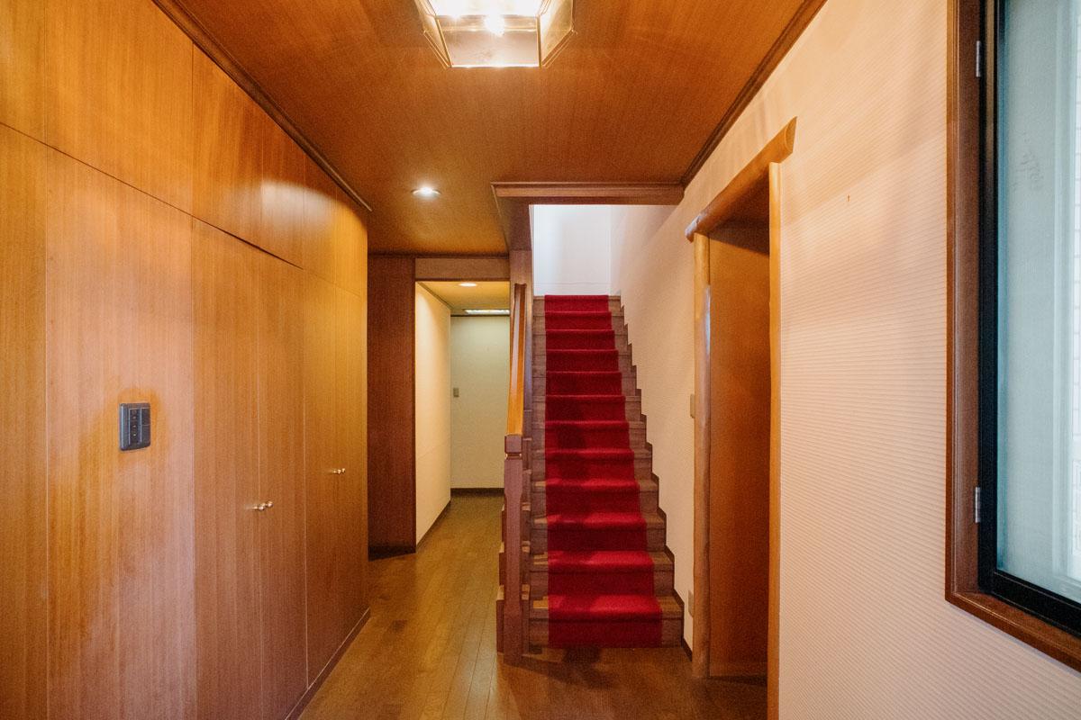 神戸市東灘区住吉山手の売買物件/西棟玄関を開けると2階へ続くレッドカーペットの階段