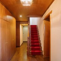 神戸市東灘区住吉山手の売買物件/西棟玄関を開けると2階へ続くレッドカーペットの階段