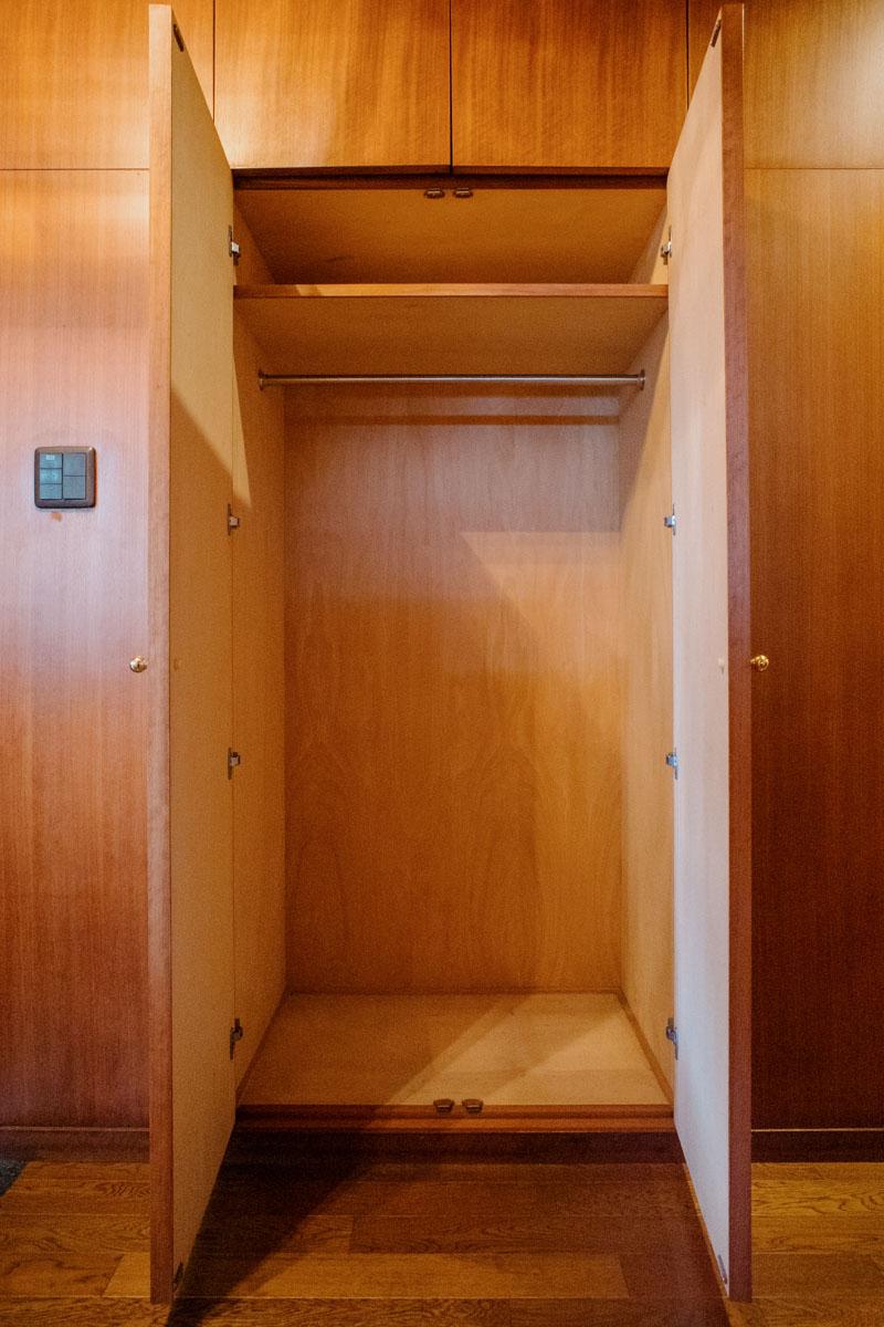 神戸市東灘区住吉山手の売買物件/玄関の木目が揃ったビルドインクローゼット。