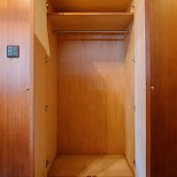 神戸市東灘区住吉山手の売買物件/玄関の木目が揃ったビルドインクローゼット。