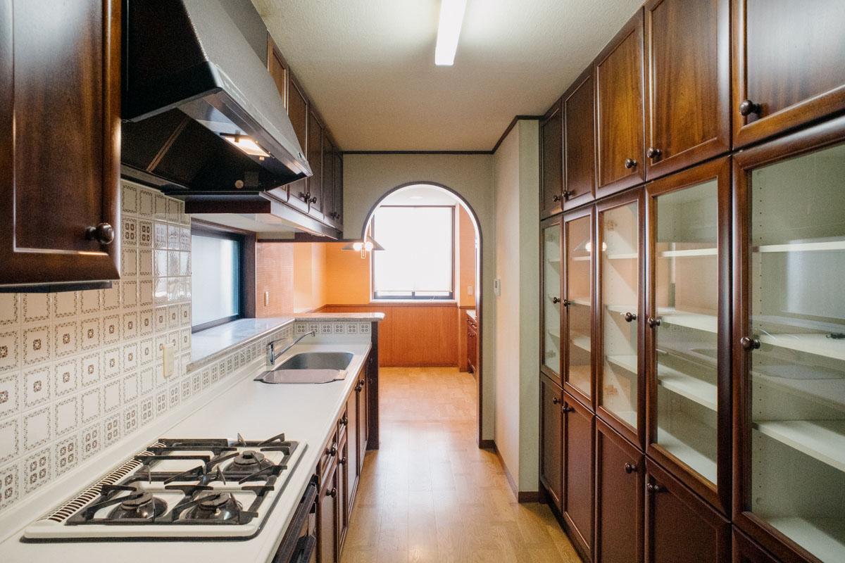 神戸市東灘区住吉山手の売買物件/西棟キッチン、カントリーなほっこり感