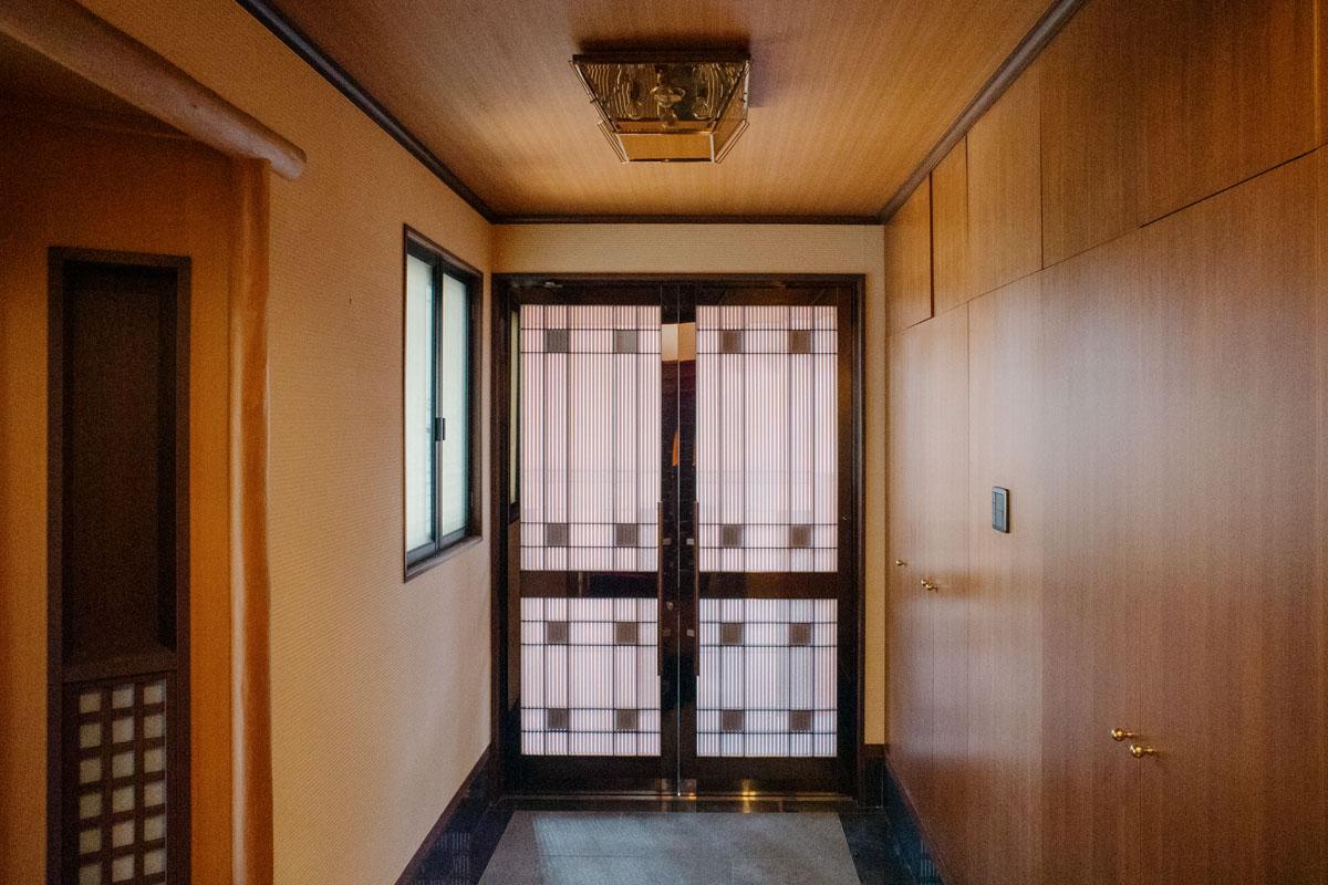 神戸市東灘区住吉山手の売買物件/玄関ドアはカットガラスが