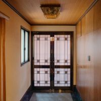 神戸市東灘区住吉山手の売買物件/玄関ドアはカットガラスが