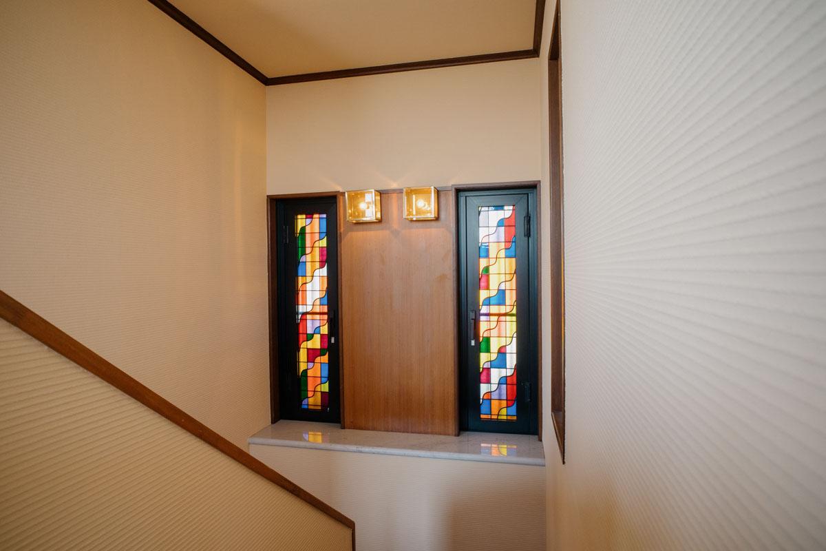 神戸市東灘区住吉山手の売買物件/2Fへの階段にはステンドグラス