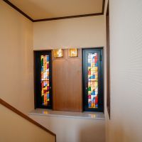 神戸市東灘区住吉山手の売買物件/2Fへの階段にはステンドグラス