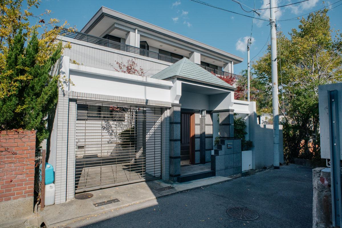 神戸市東灘区住吉山手の売買物件/西棟外観シャッター付きの駐車場があります