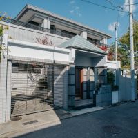 神戸市東灘区住吉山手の売買物件/西棟外観シャッター付きの駐車場があります