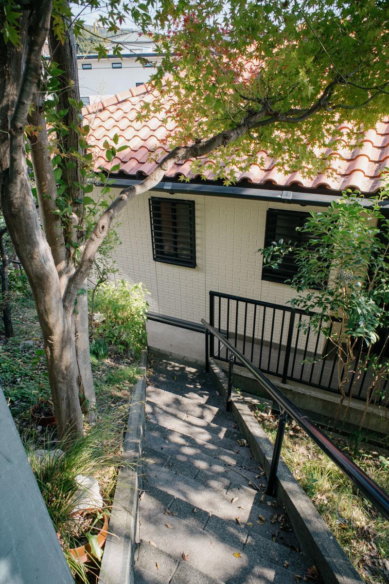神戸市東灘区住吉山手の売買物件/東棟へは中庭から階段を通って