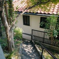 神戸市東灘区住吉山手の売買物件/東棟へは中庭から階段を通って
