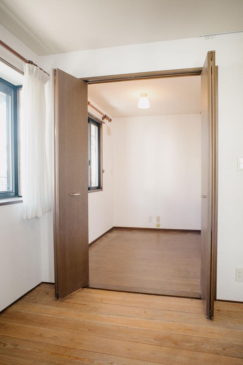神戸市東灘区住吉山手の売買物件/東棟洋室の隣には納戸が。窓もあるし、お部屋としても使えそう