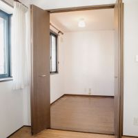 神戸市東灘区住吉山手の売買物件/東棟洋室の隣には納戸が。窓もあるし、お部屋としても使えそう