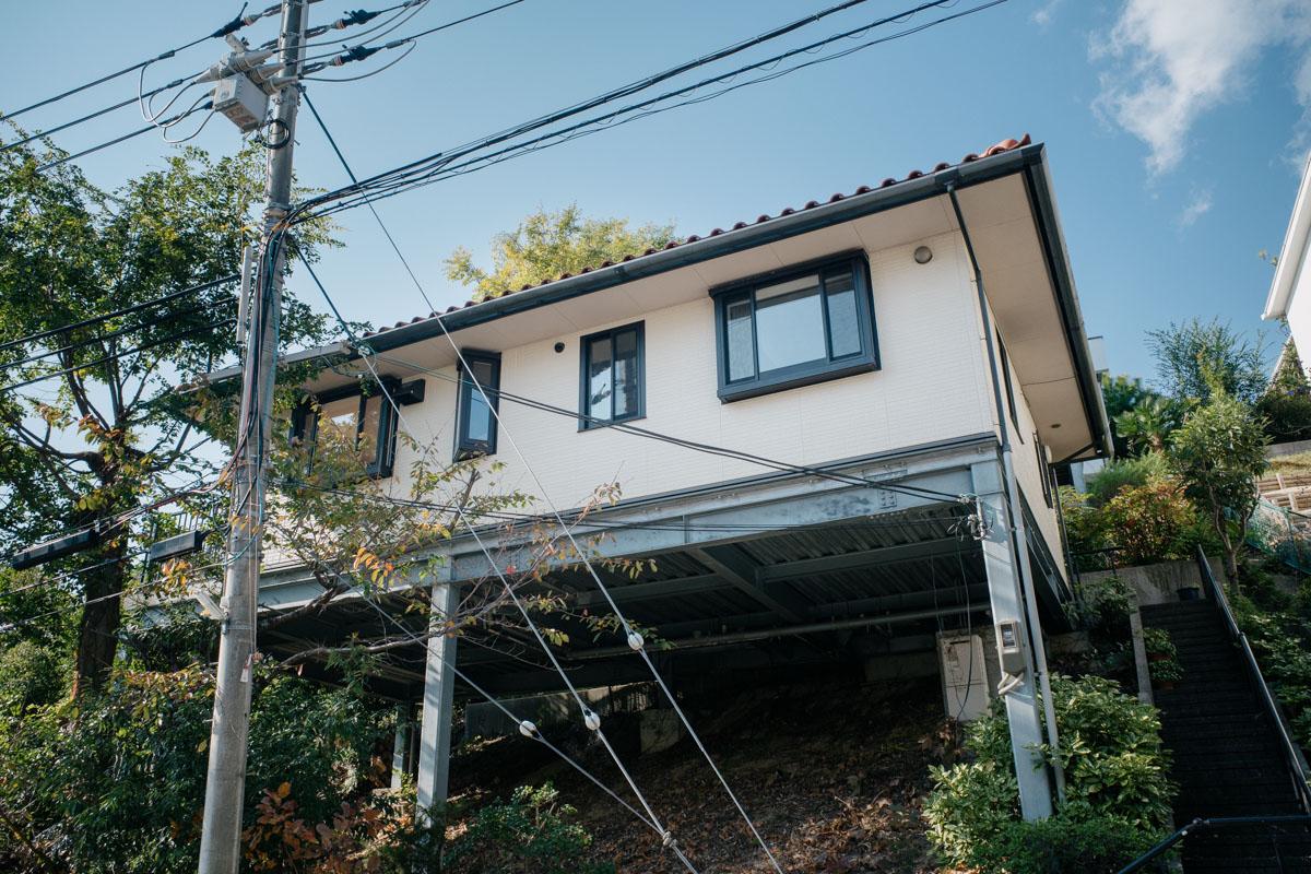 神戸市東灘区住吉山手の売買物件/東棟外観、こちら側にも玄関があります。