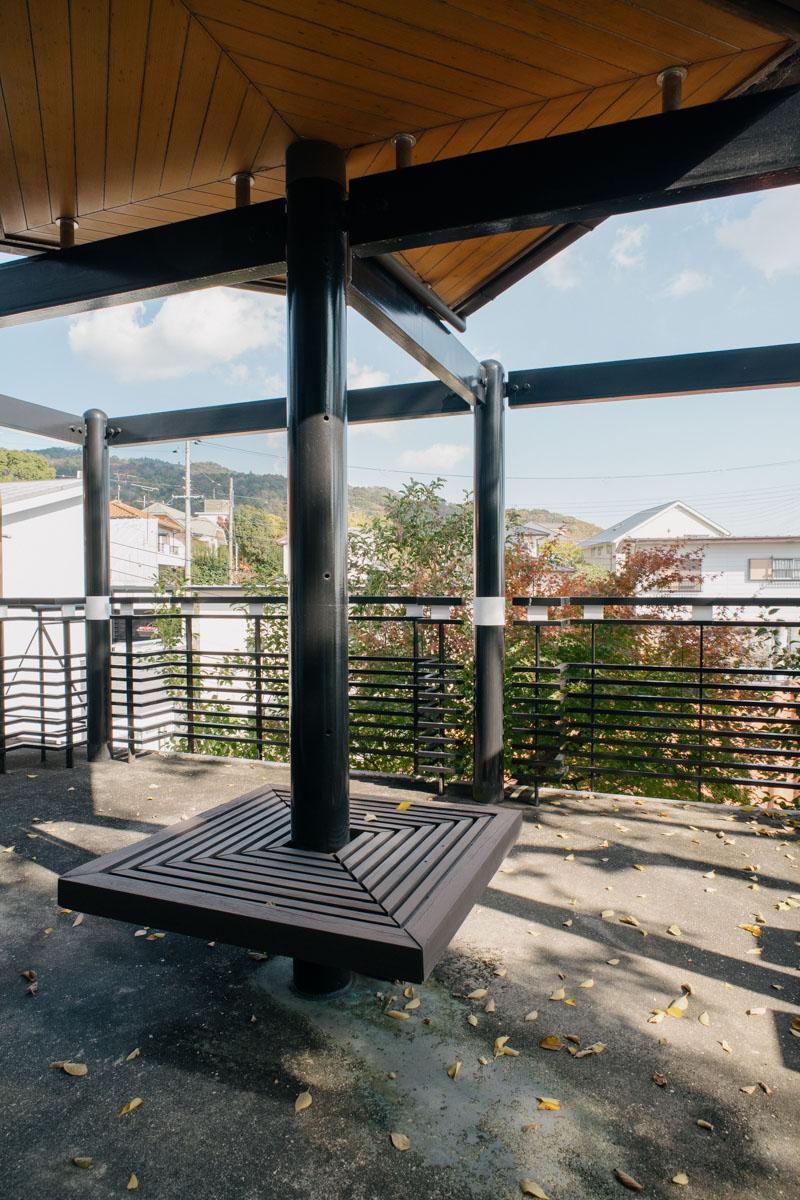神戸市東灘区住吉山手の売買物件/菱形の屋根のベンチがお家のテラスに！