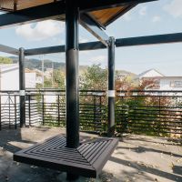 神戸市東灘区住吉山手の売買物件/菱形の屋根のベンチがお家のテラスに！