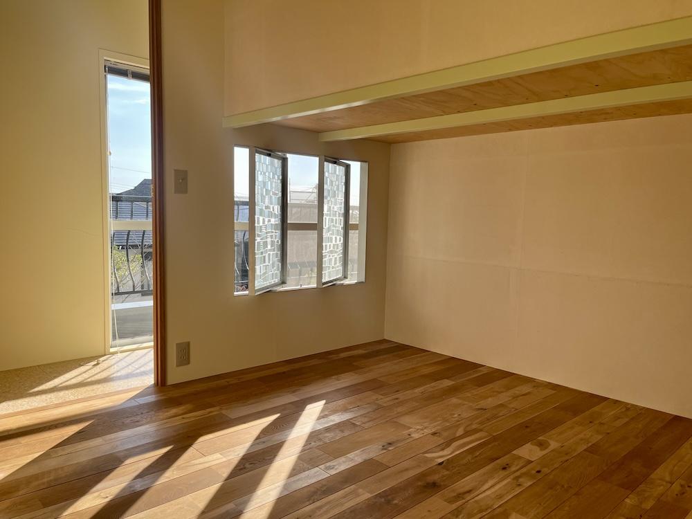 神戸市東灘区岡本の売買物件/内窓がアクセントの個室。半分はロフトなっているので天井が低め。