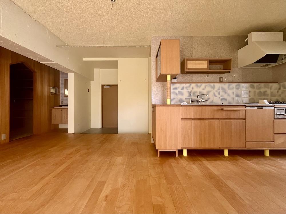 神戸市東灘区岡本の売買物件/気持ちがいい無垢材の床も、キッチンも、洗面所もクローゼットも・・家具職人さんのお手製です。