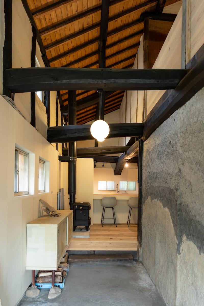 西宮市生瀬町の賃貸物件/玄関土間からしてギャラリーのようです