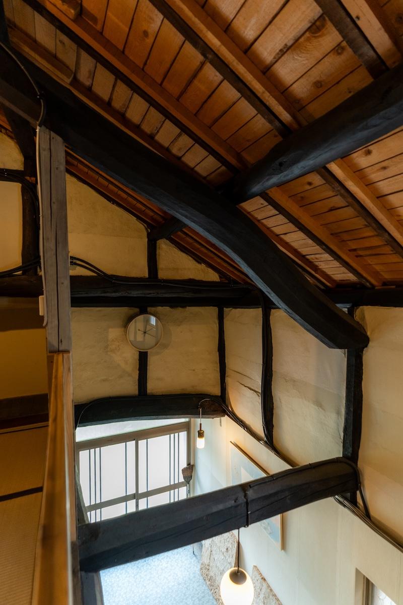 西宮市生瀬町の賃貸物件/屋根裏部屋と玄関土間が吹き抜けで繋がっています