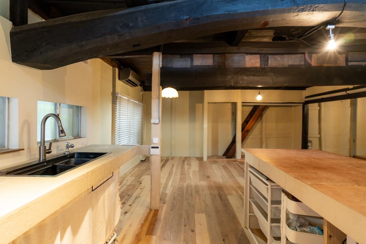 西宮市生瀬町の賃貸物件/作業台とダイニングを兼ねたカウンター