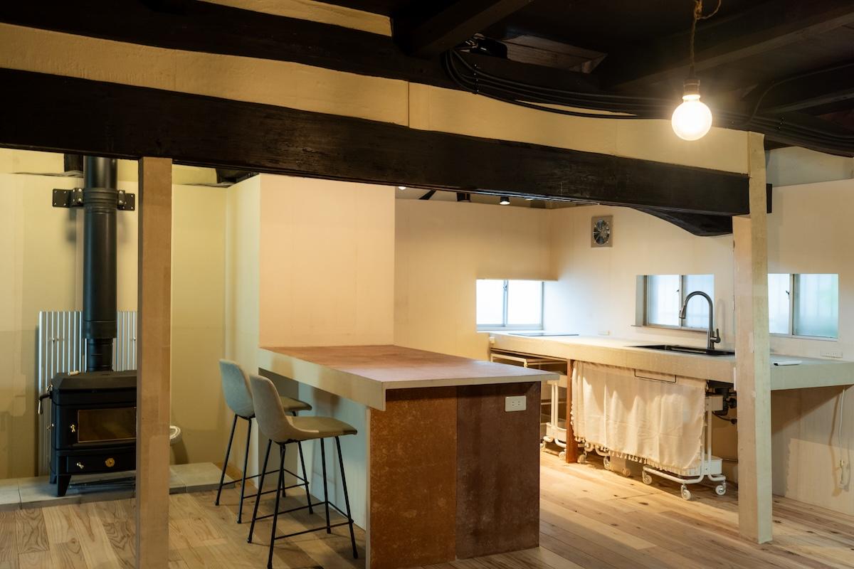 西宮市生瀬町の賃貸物件/コーティングされた和紙製のキッチンとカウンター