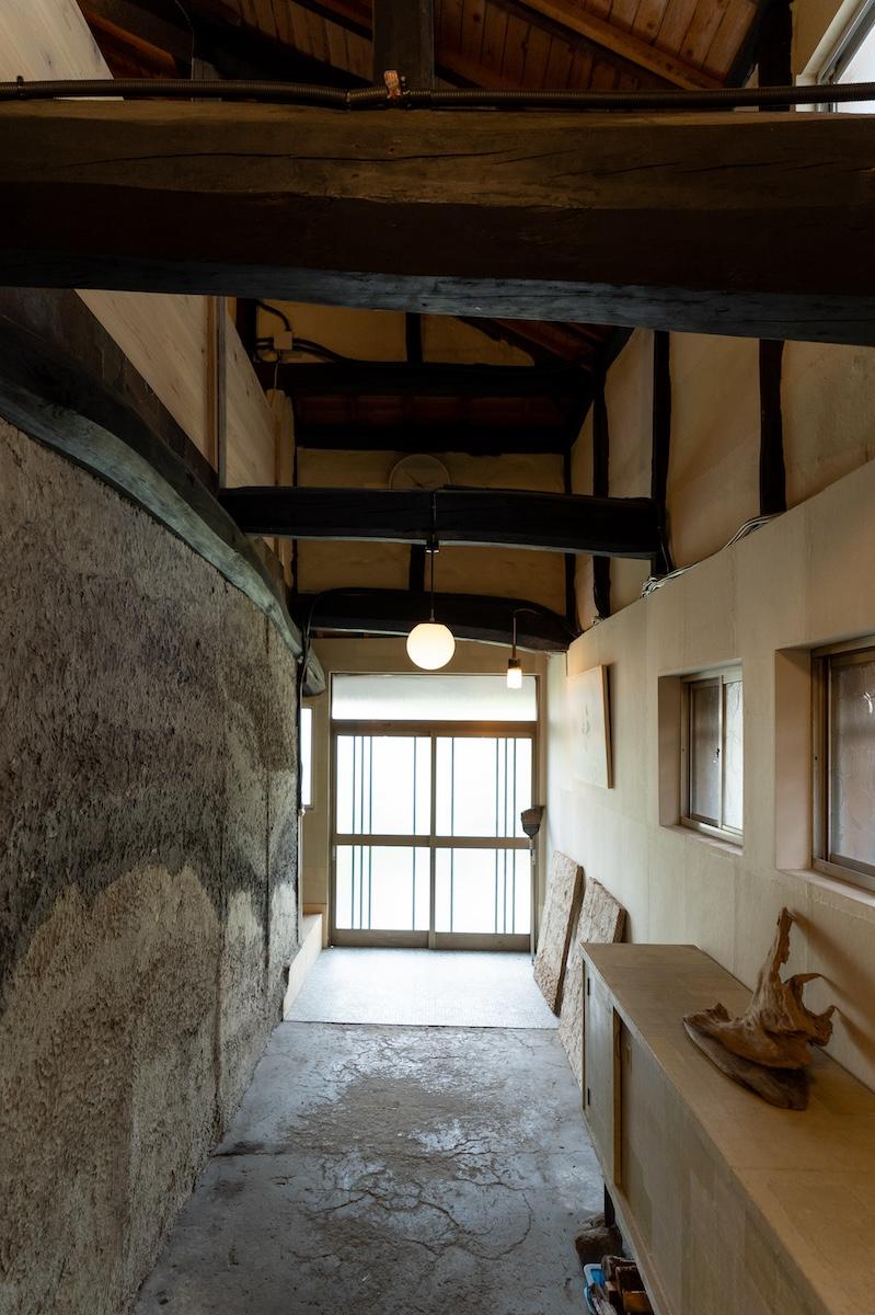 西宮市生瀬町の賃貸物件/玄関土間は天井を抜いて小屋裏剥き出しの空間に