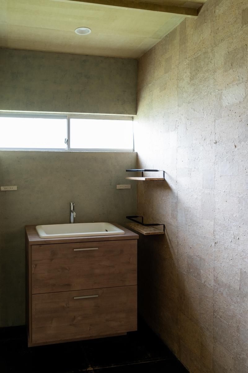 西宮市生瀬町の賃貸物件/水回りの壁もふんだんに和紙が使われています