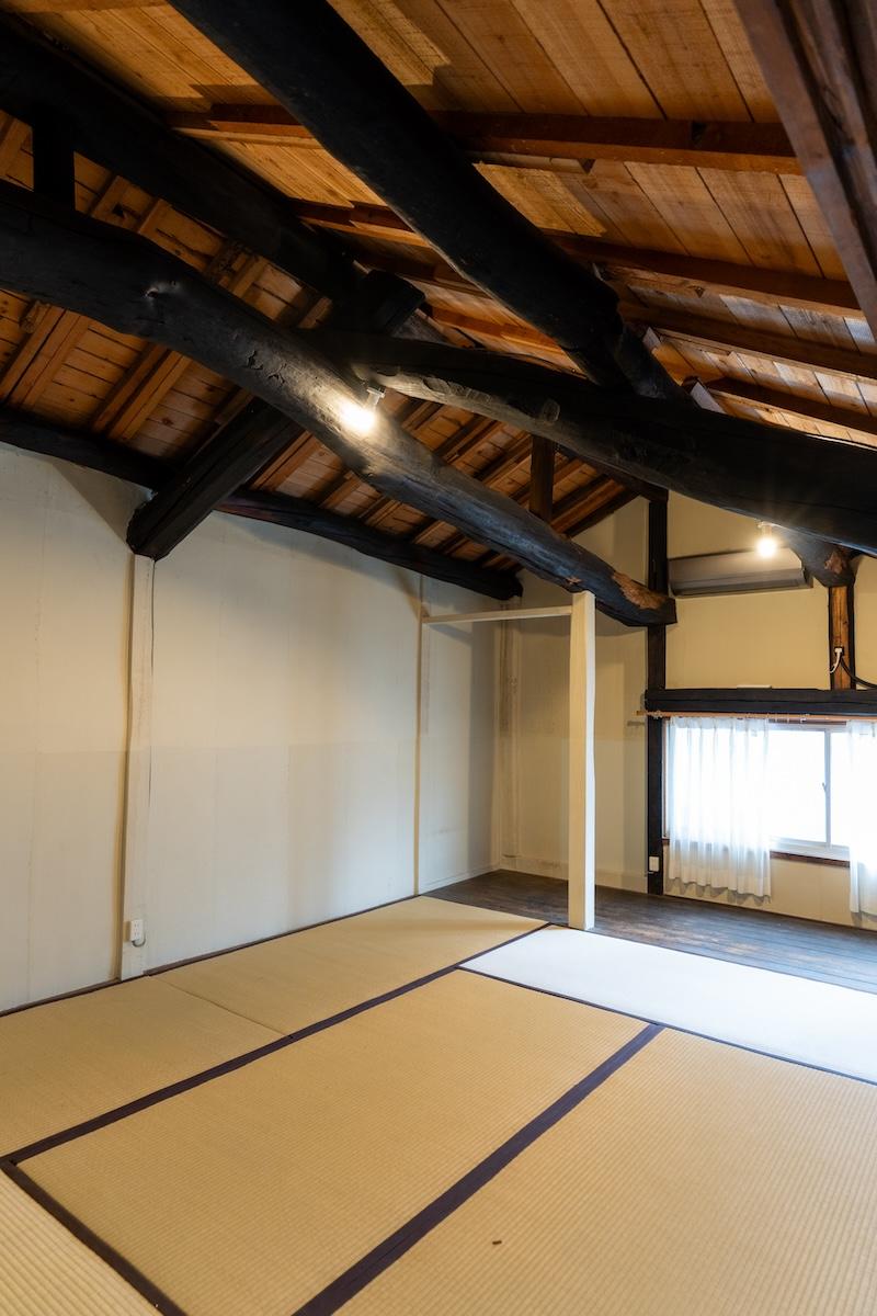 西宮市生瀬町の賃貸物件/ハシゴのような階段を上がって屋根裏部屋へ