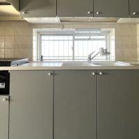 神戸市垂水区西舞子の売買物件/ブルーグレーのキッチン