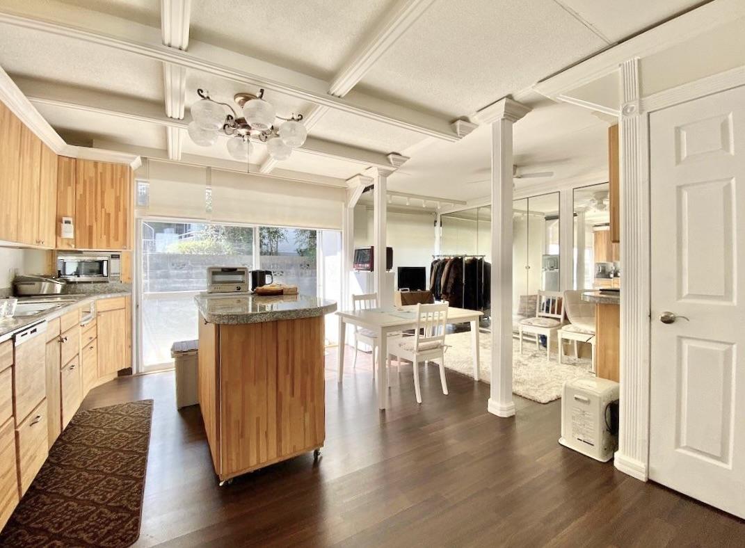 芦屋市東山町の売買物件/白と無垢材の住設による、異国の雰囲気漂う内装