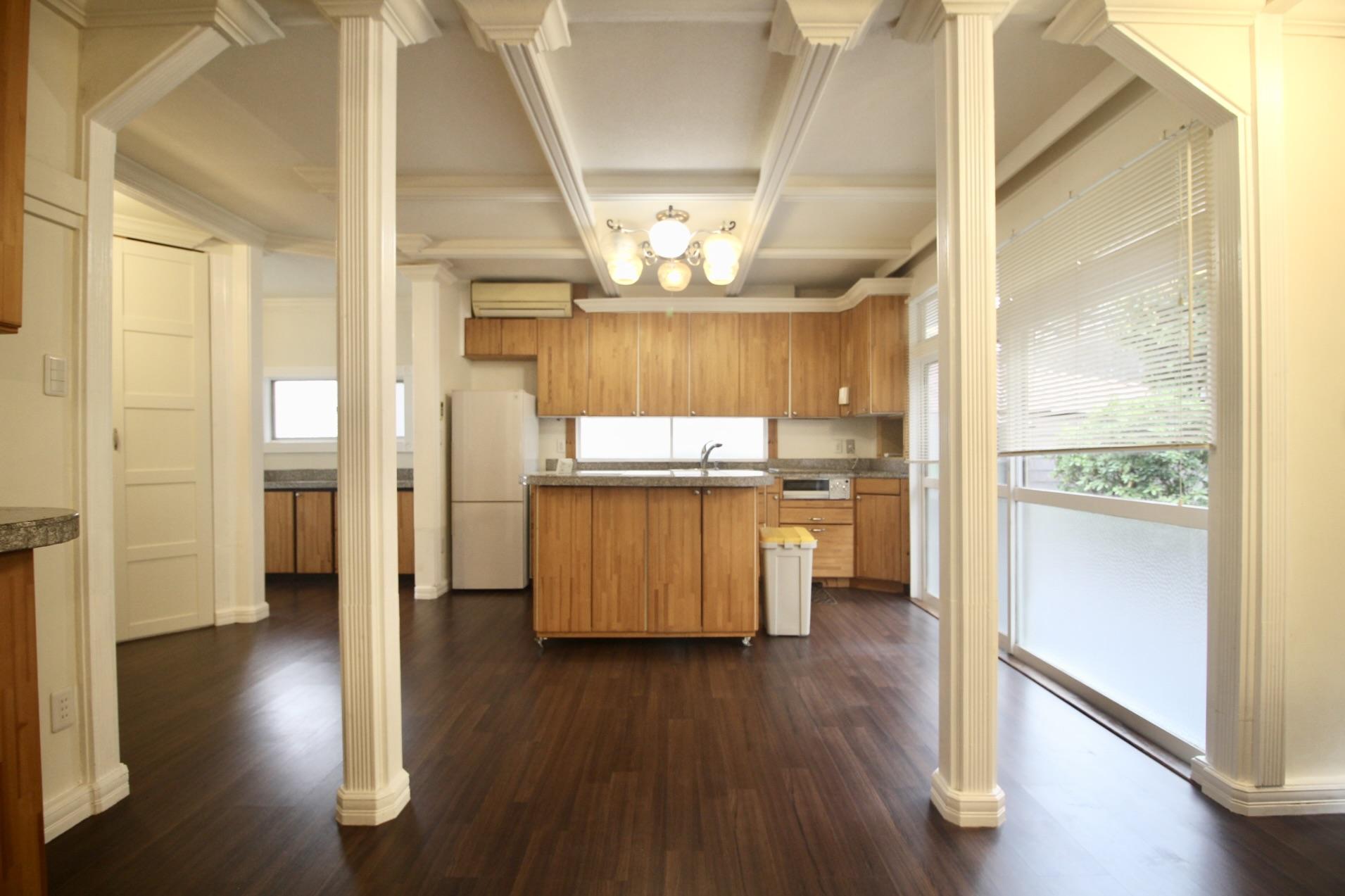 芦屋市東山町の売買物件/洋館のような開口枠や廻り縁