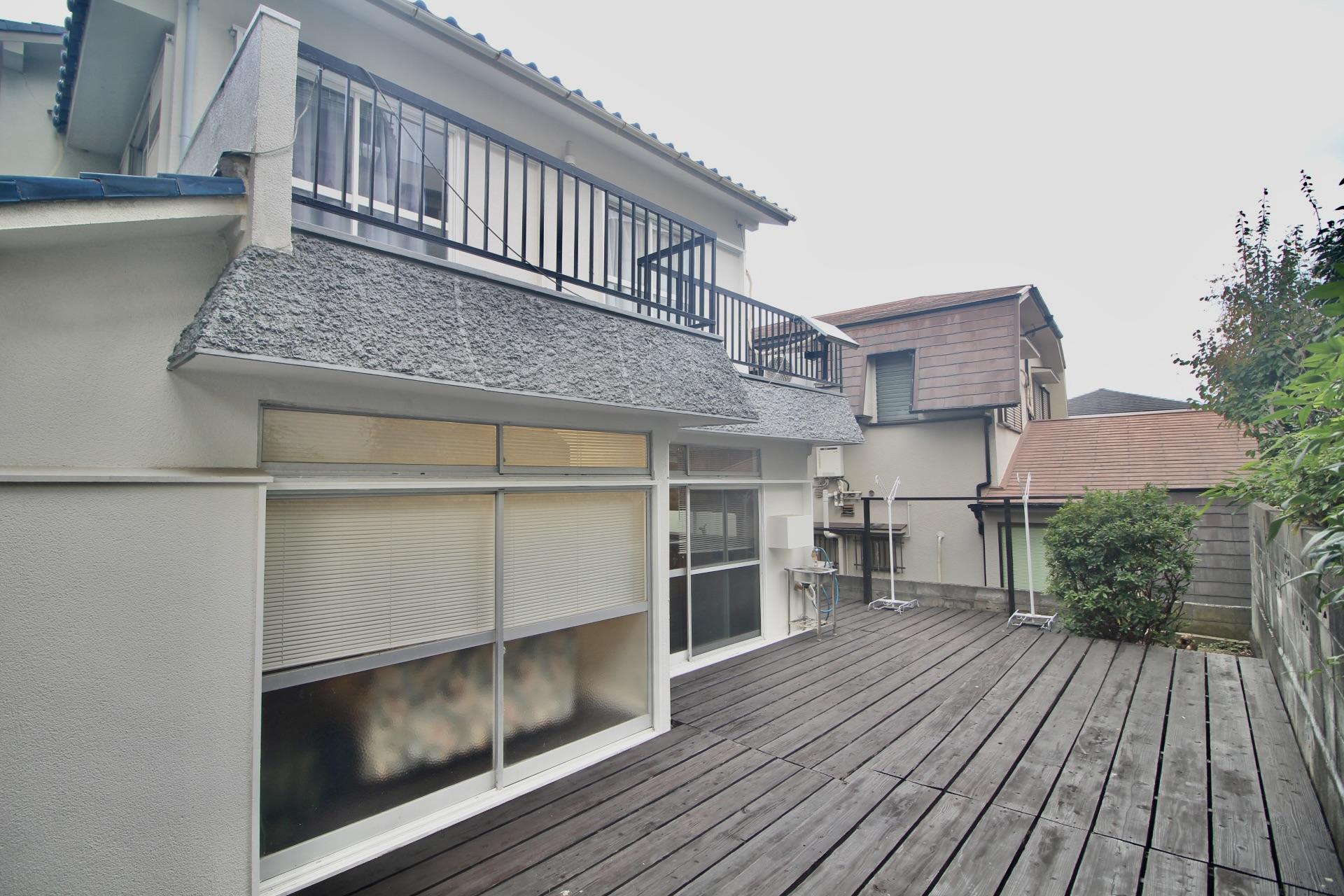 芦屋市東山町の売買物件/燦々と光が差し込む、開放感のあるウッドデッキの庭