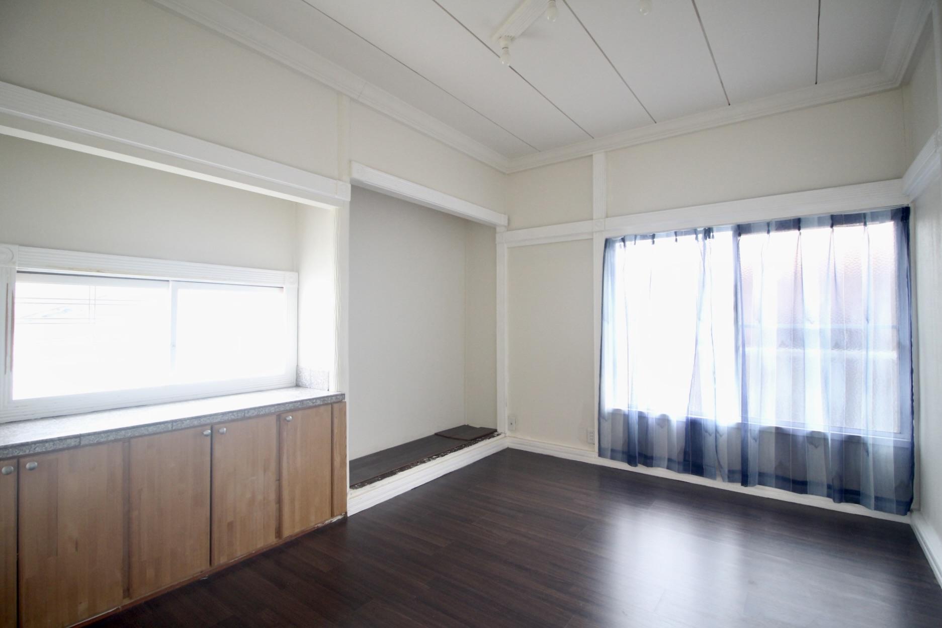 芦屋市東山町の売買物件/和室と思われる空間を、床の間ごと違和感なく洋室へと更新した2階洋室。