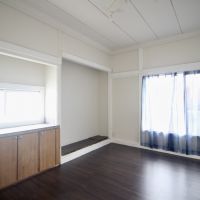 芦屋市東山町の売買物件/和室と思われる空間を、床の間ごと違和感なく洋室へと更新した2階洋室。