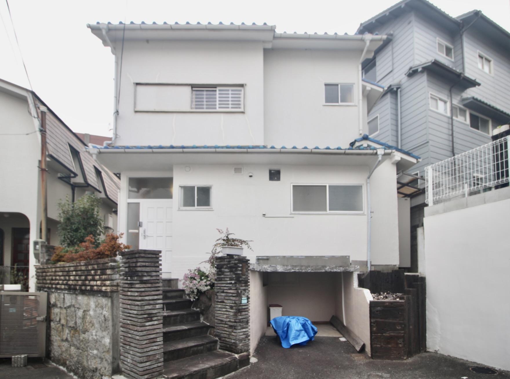 芦屋市東山町の売買物件/外観。掘り込み車庫は車高の低い軽自動車であれば駐車場可能。