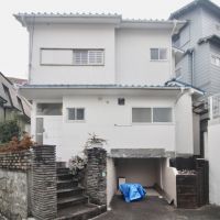 芦屋市東山町の売買物件/外観。掘り込み車庫は車高の低い軽自動車であれば駐車場可能。