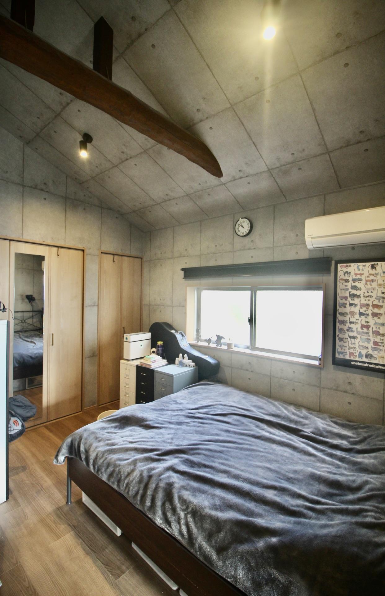 神戸市灘区寺口町の売買物件/コンクリート調クロス×梁見せ天井が心地よい、開放的な2階北東側洋室。