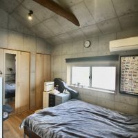 神戸市灘区寺口町の売買物件/コンクリート調クロス×梁見せ天井が心地よい、開放的な2階北東側洋室。