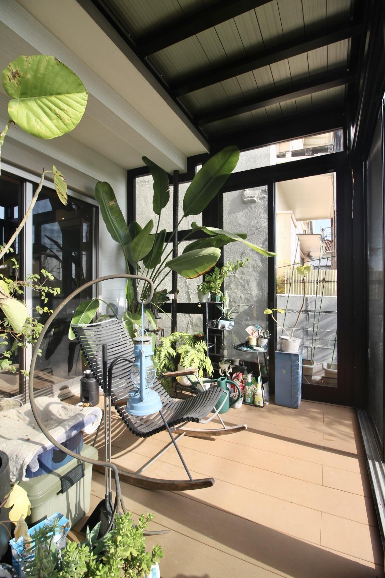 神戸市灘区寺口町の売買物件/日中はここが、つい腰を落ち着けてしまう“定位置”になりそうなサンルーム。