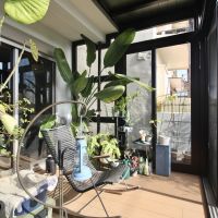 神戸市灘区寺口町の売買物件/日中はここが、つい腰を落ち着けてしまう“定位置”になりそうなサンルーム。