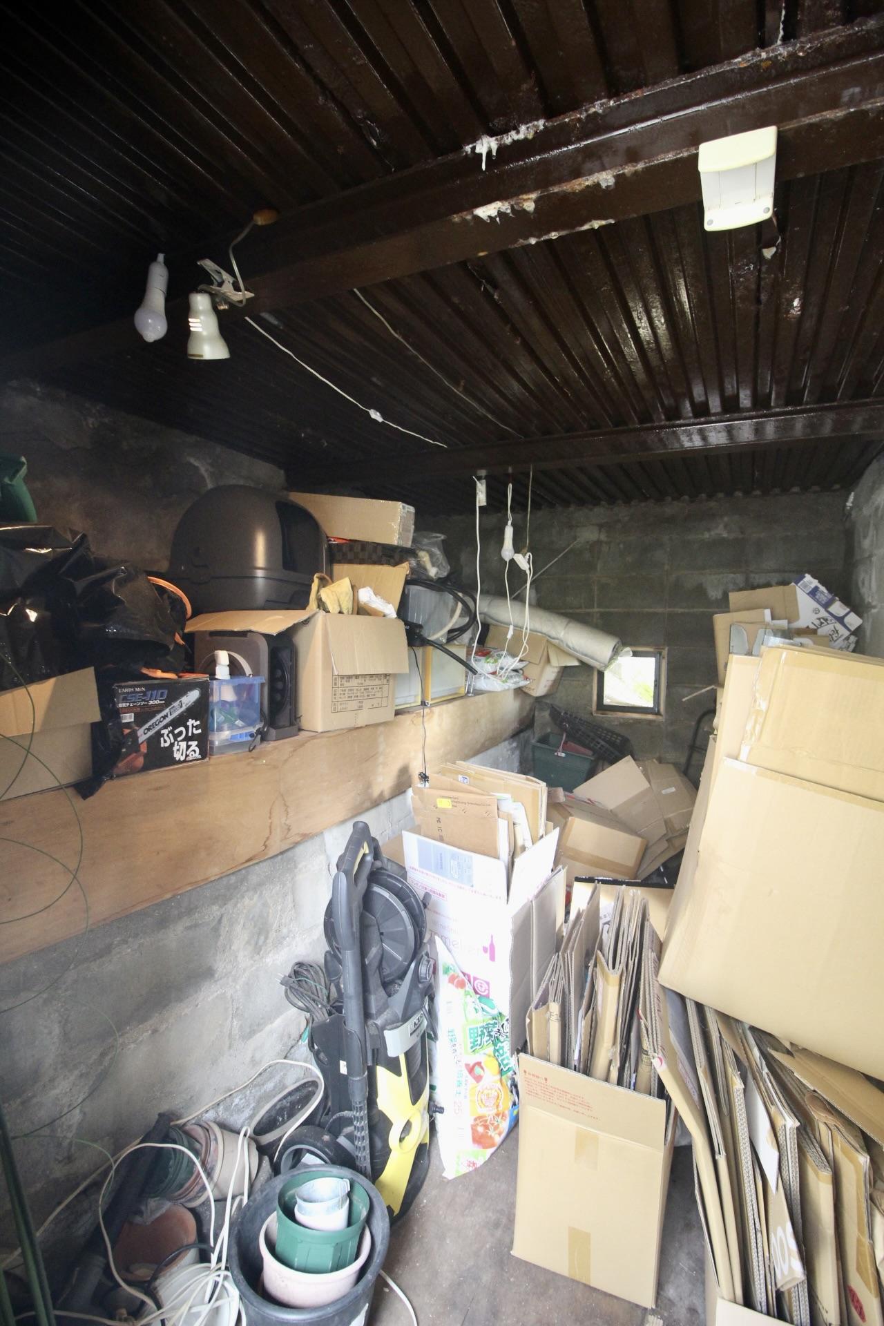 神戸市灘区寺口町の売買物件/庭下の倉庫(天井の一部に雨漏りあり)