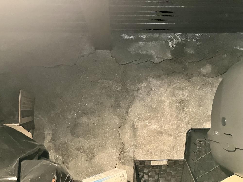 神戸市灘区寺口町の売買物件/擁壁に亀裂があります（庭下倉庫内）